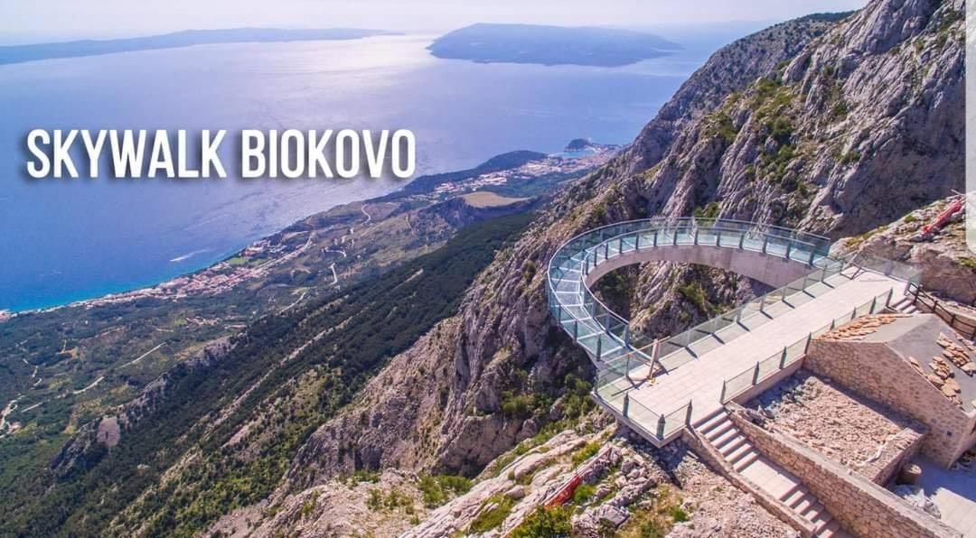 Beachfront With Wonderful Large Terrace Apartment Makarska
