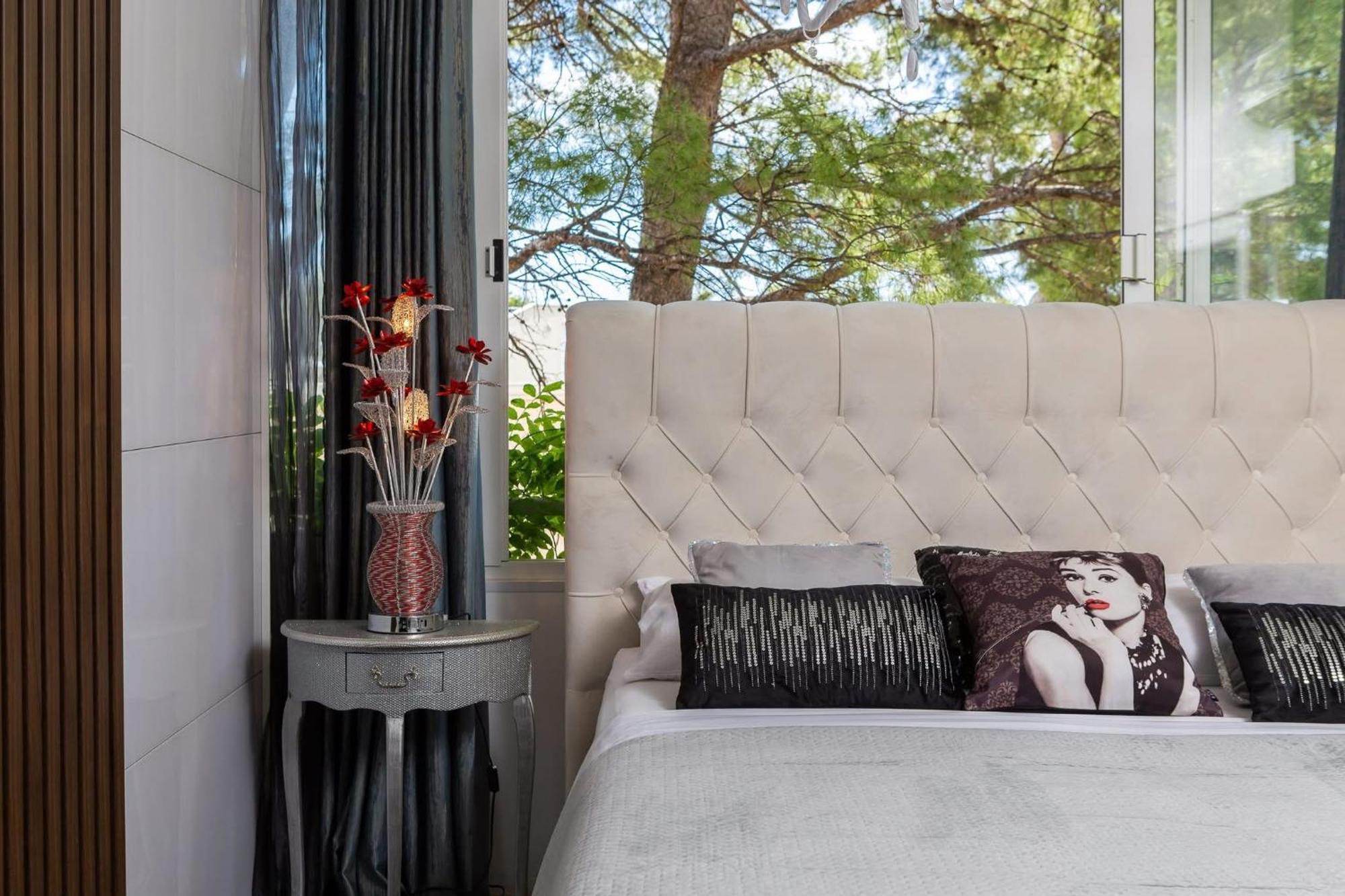 Beachfront With Wonderful Large Terrace Makarska