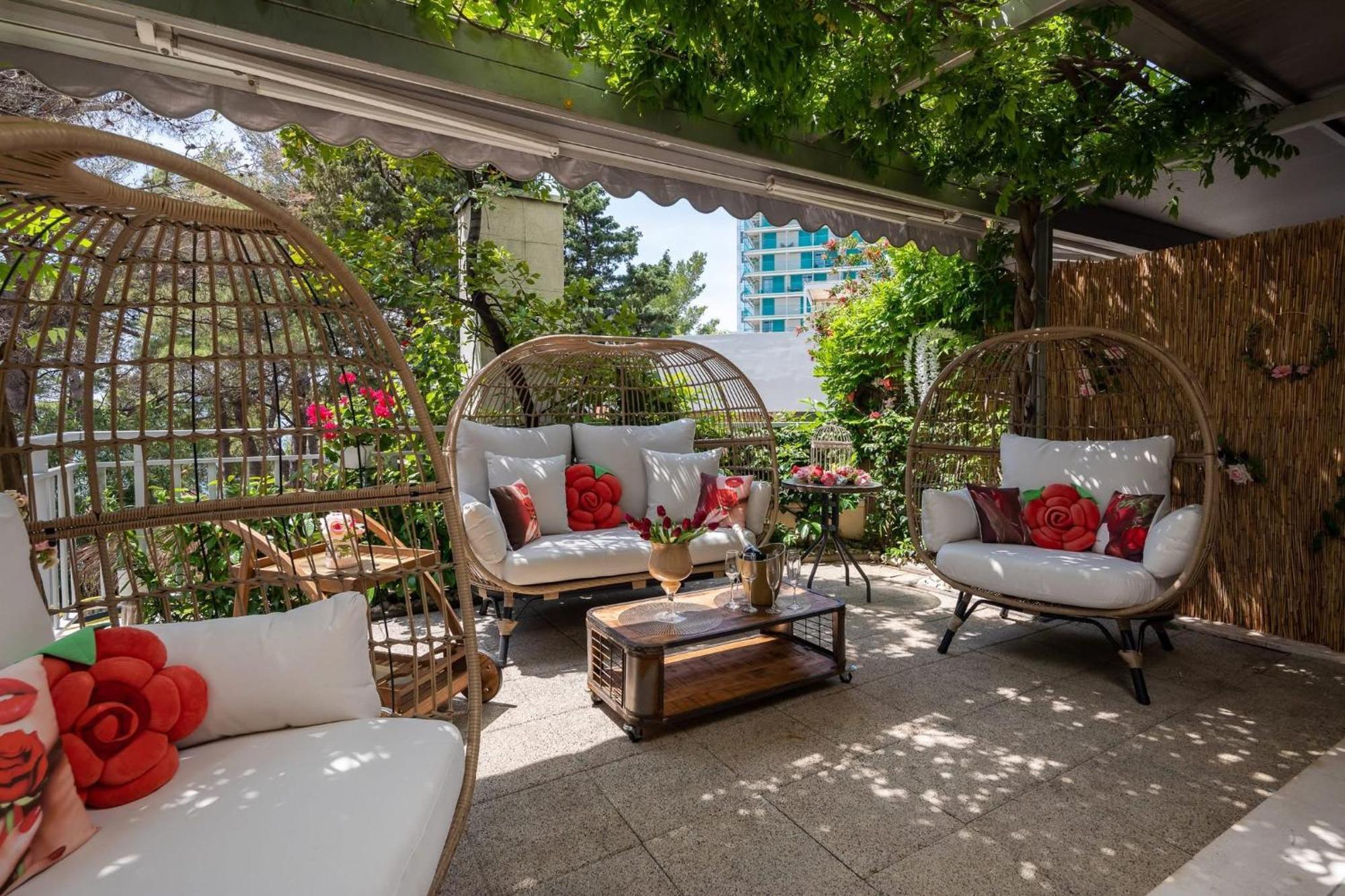 Beachfront With Wonderful Large Terrace Apartament Makarska