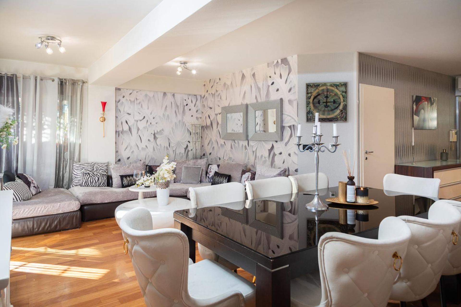 Beachfront With Wonderful Large Terrace Apartament