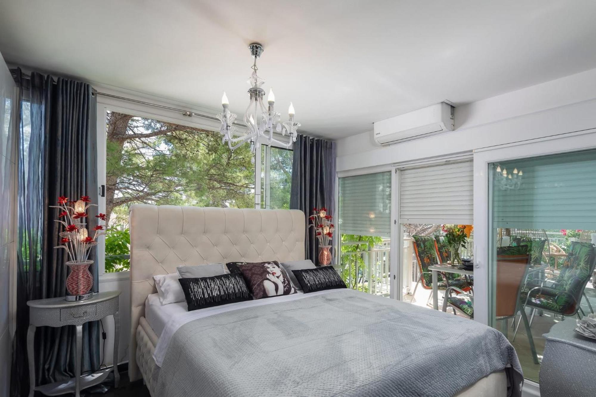 Beachfront With Wonderful Large Terrace Apartment Makarska